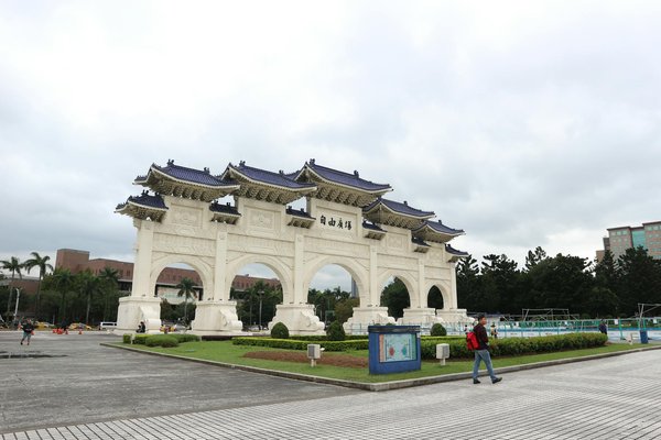 Quels sont les conseils pour un camping en région de prairies fleuries au printemps?